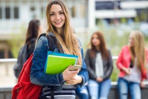 etudiant-sourire_1301-114-freepik